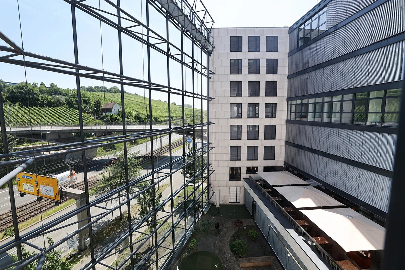 Blickauf die Weinberge aus dem Büro, Oasis Stuttgart